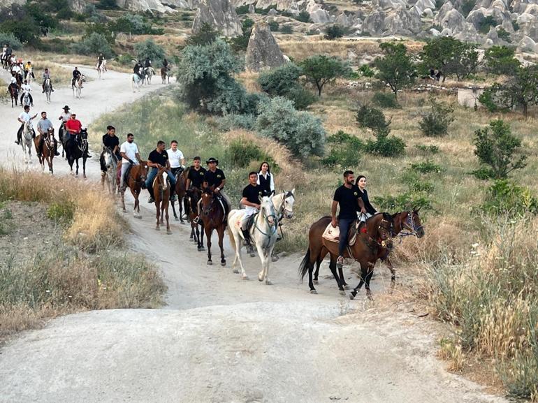 Kapadokyada balonlar eşliğinde at turu Festival ikinci gününde ilgi gördü