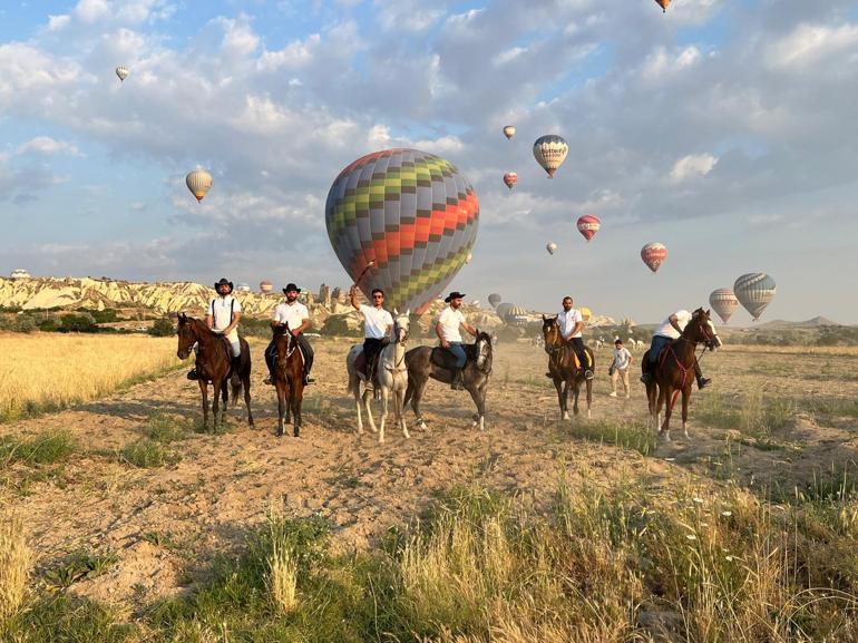 Kapadokyada balonlar eşliğinde at turu Festival ikinci gününde ilgi gördü