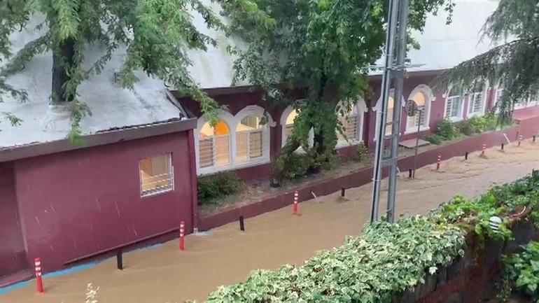 İstanbul’da sağanak manzarası: Sokakları su bastı
