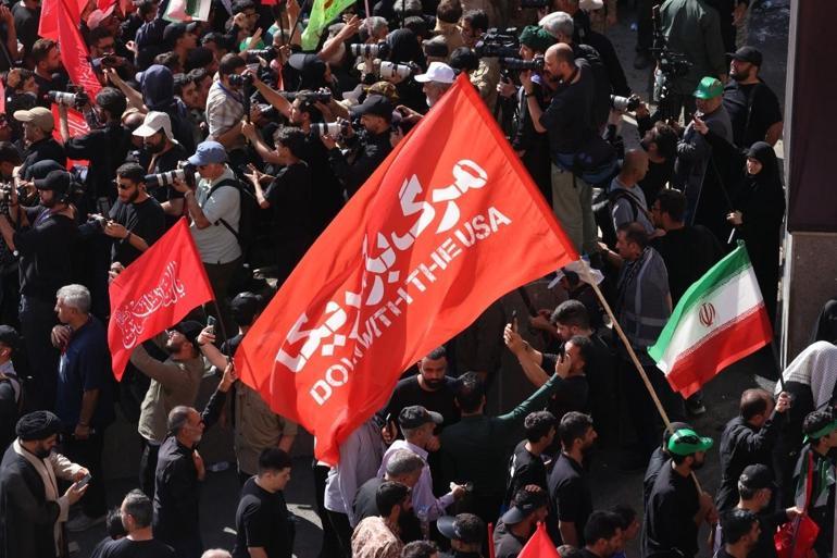 SON DAKİKA... İran’da yas Hamaneye veda töreninde ikinci gün: Oğulları da cenazeye katıldı...