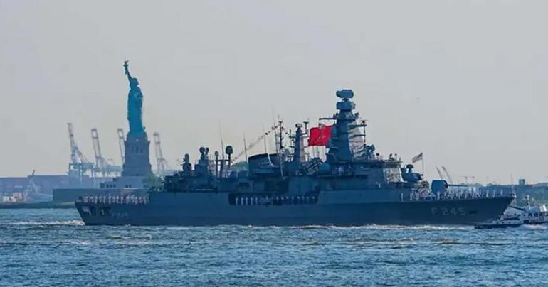 New Yorkta bir Türk savaş gemisi TCG Oruçreisten ABDye çıkarma