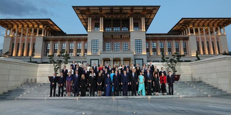 Tarihi kare: NATO liderleri Külliyede aile fotoğrafında buluştu