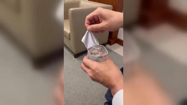 Japonya Savunma Bakanı bardak su ile tanıştı: Bunu ilk başta mum sandım