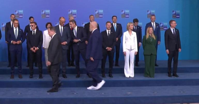 NATO aile fotoğrafı çekilirken yaşananlar: Rama salona girince dedikodu başladı Meloni, Trump’ın yüzüne bakmadı…