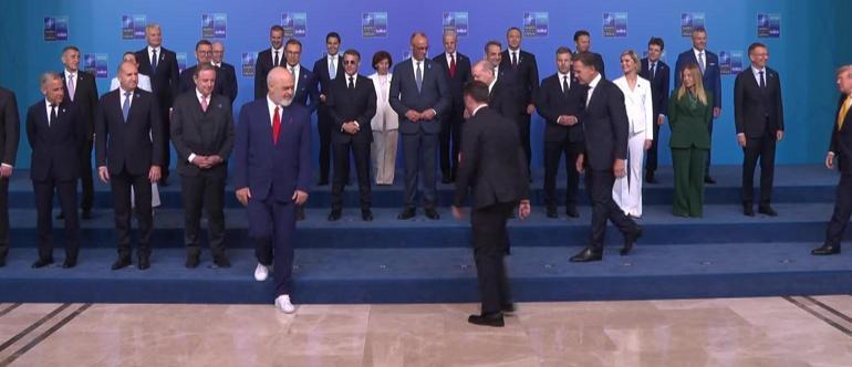 NATO aile fotoğrafı çekilirken yaşananlar: Rama salona girince dedikodu başladı Meloni, Trump’ın yüzüne bakmadı…