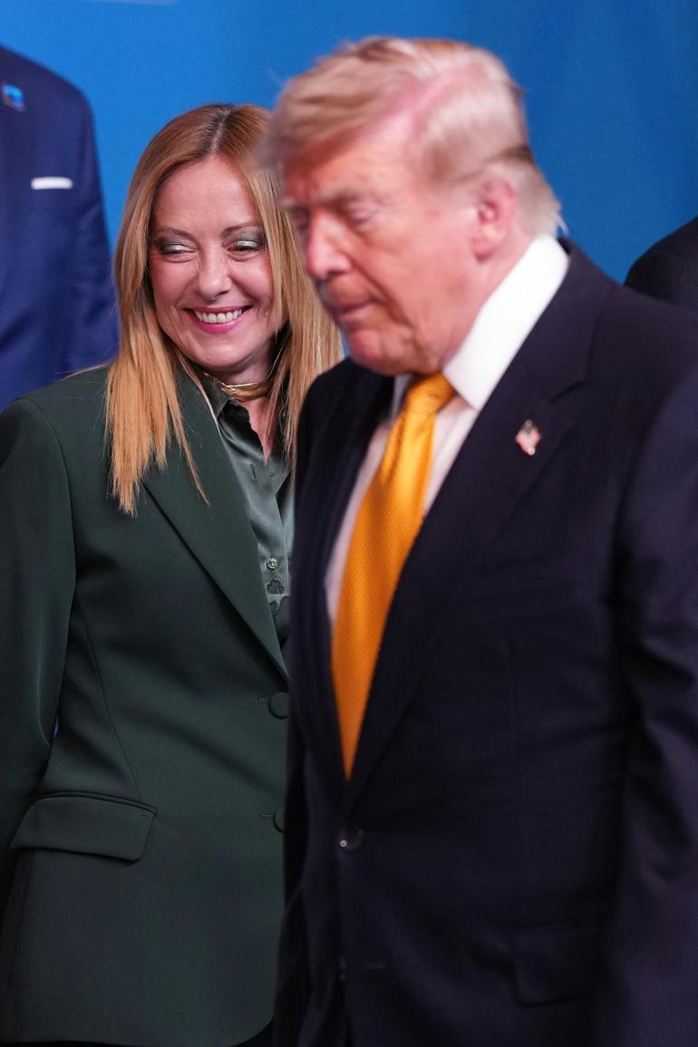 NATO aile fotoğrafı çekilirken yaşananlar: Rama salona girince dedikodu başladı Meloni, Trump’ın yüzüne bakmadı…