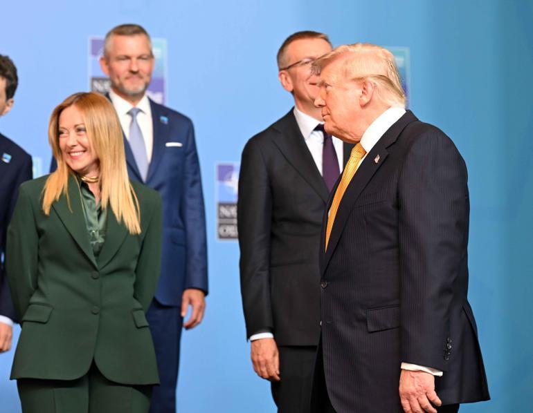 NATO aile fotoğrafı çekilirken yaşananlar: Rama salona girince dedikodu başladı Meloni, Trump’ın yüzüne bakmadı…