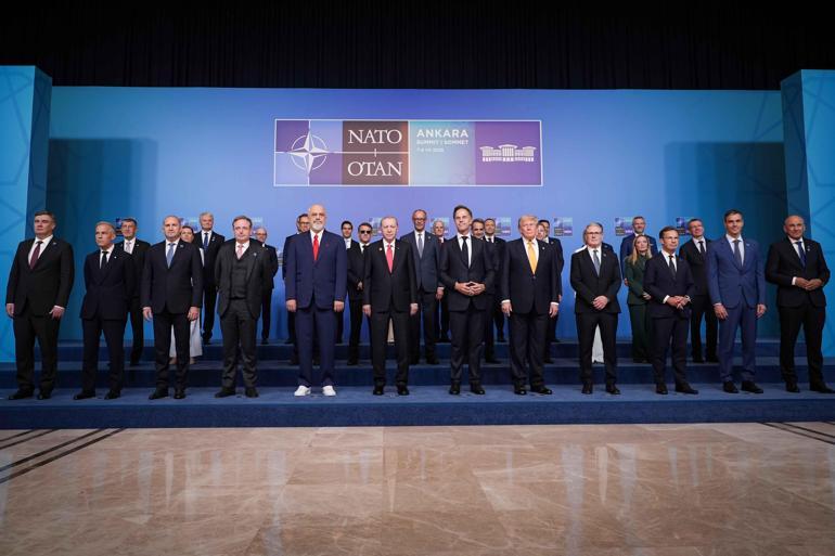 NATO aile fotoğrafı çekilirken yaşananlar: Rama salona girince dedikodu başladı Meloni, Trump’ın yüzüne bakmadı…