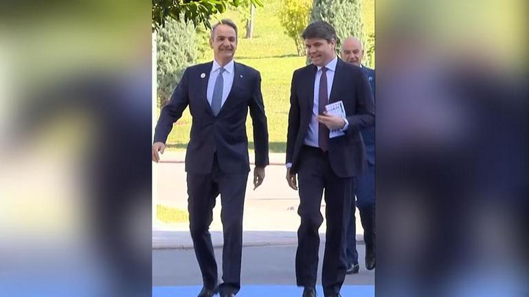 Mehter marşının etkisini atlatamamış Miçotakisten Sahte Kabadayı yürüyüşü