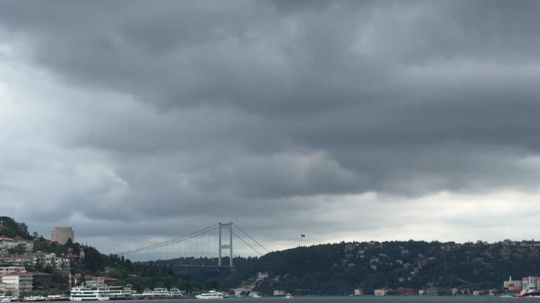 İstanbul gökyüzünü kara bulutlar kapladı