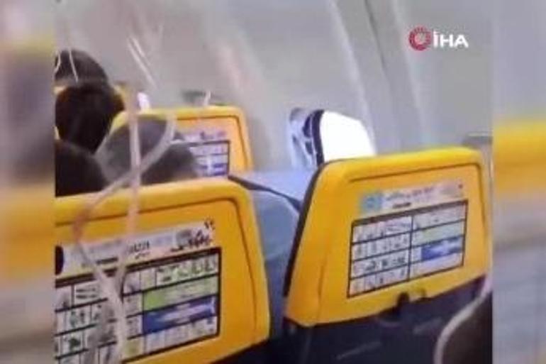 Gökyüzünde ölümle burun buruna Uçan uçakta yolcu camdan dışarı savruldu
