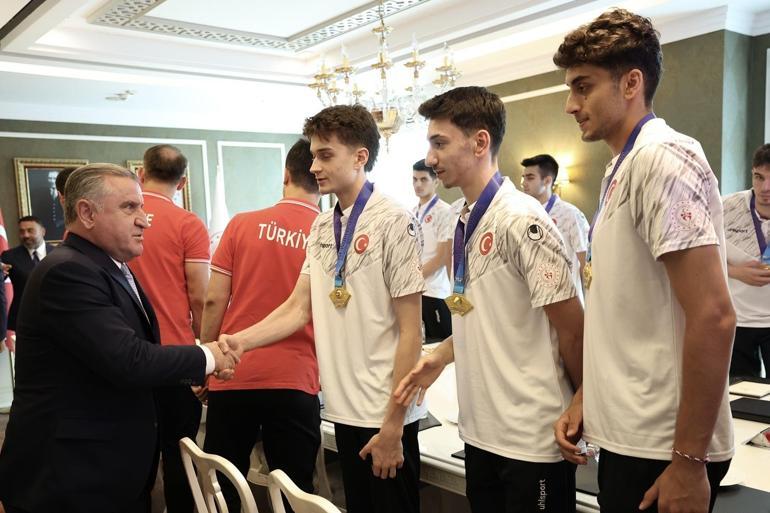 Bakan Osman Aşkın Bak: Voleybolda ekol olduk