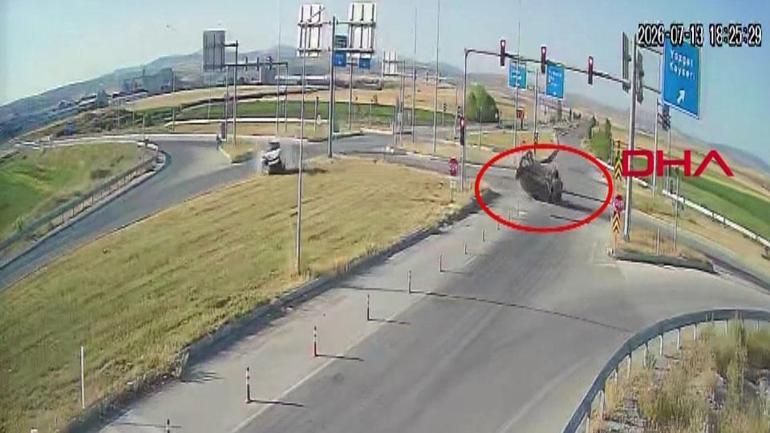 Kaza kamerada: 2 araç kavşakta böyle çarpıştı
