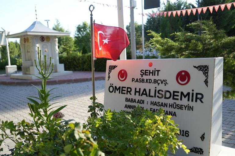 15 Temmuz kahramanı şehit Ömer Halisdemirin kabrine ziyaretçi akını: Böyle bir kahraman unutulmaz