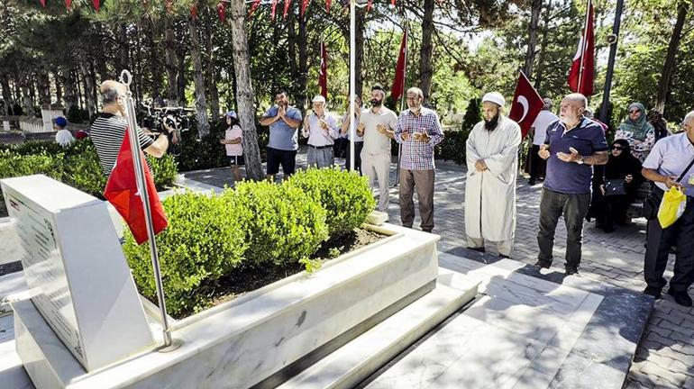 15 Temmuz kahramanı şehit Ömer Halisdemirin kabrine ziyaretçi akını: Böyle bir kahraman unutulmaz
