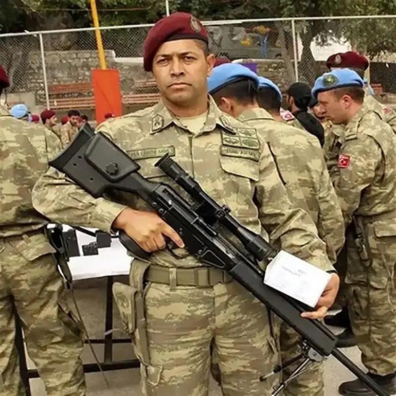 15 Temmuz kahramanı şehit Ömer Halisdemirin kabrine ziyaretçi akını: Böyle bir kahraman unutulmaz