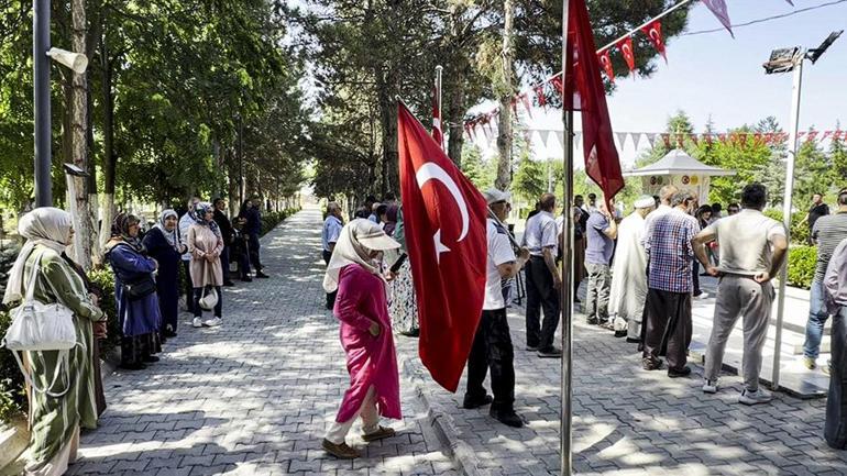 15 Temmuz kahramanı şehit Ömer Halisdemirin kabrine ziyaretçi akını: Böyle bir kahraman unutulmaz
