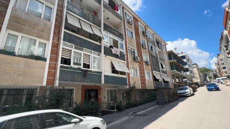 Komşularına kentsel dönüşüm eylemi: 14 saat boyunca apartmanın önünde oturdu