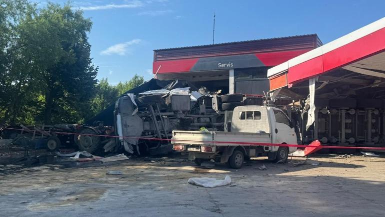 Bursada bir TIR akaryakıt istasyonuna daldı: Ölü ve yaralılar var...