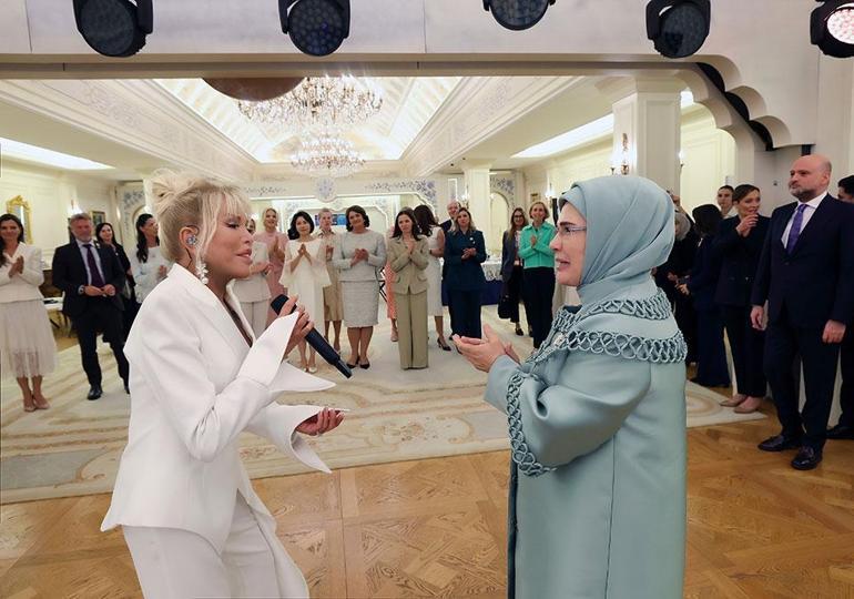 Süperstar Ajda Pekkan bu kez şarkılarını First Ladyler için söyledi