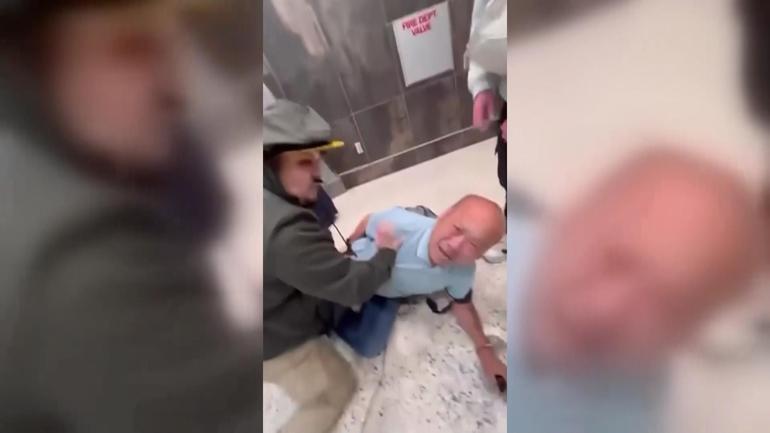 ICE polisi yine şiddet uyguladı Kelepçeli bırakıp gittiler