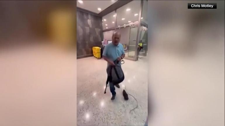 ICE polisi yine şiddet uyguladı Kelepçeli bırakıp gittiler