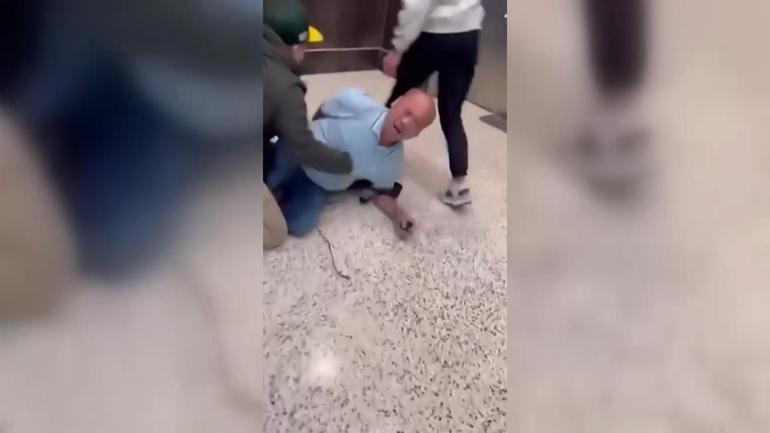 ICE polisi yine şiddet uyguladı Kelepçeli bırakıp gittiler