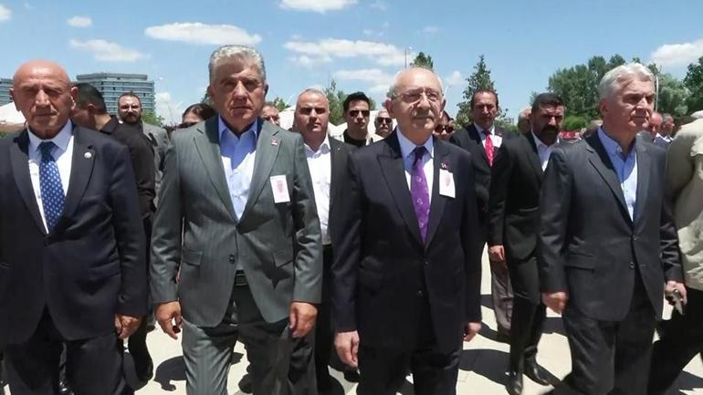 Özgür Özel CHP rozetini çıkarıyor mu