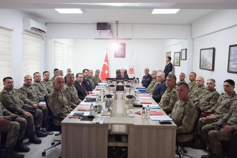 Bakan Gülerden KKTC 14. Zırhlı Tugay Komutanlığına ziyaret