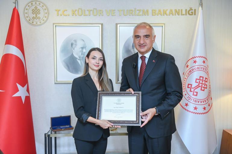 Bakan Ersoy, Bolşoy Tiyatrosunda tarihi başarıya imza atan Nilay Tahiroğlunu tebrik etti