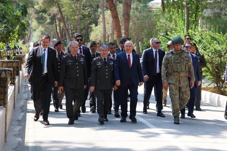 Bakan Güler, KKTCde birlikleri ziyaret etti