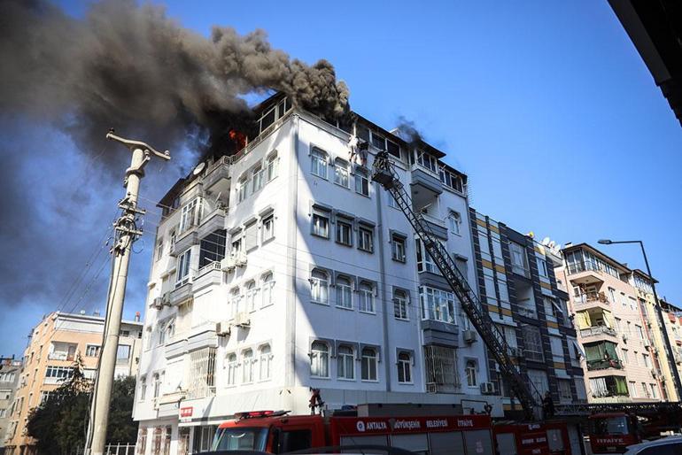 Antalyada yangından 1 saniyeyle kaçış kamerada