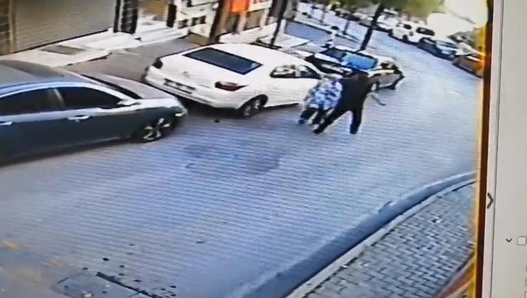 Arkasından yaklaştığı kadına yumruk attı