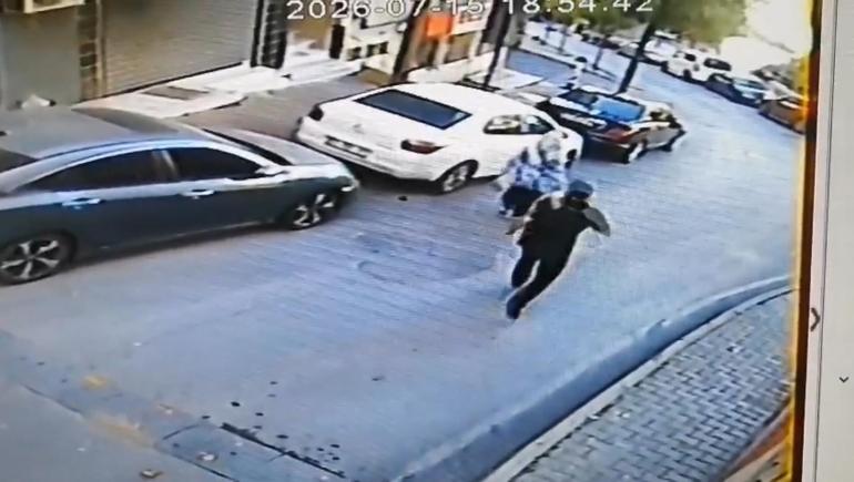 Arkasından yaklaştığı kadına yumruk attı