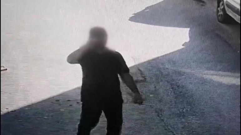 Arkasından yaklaştığı kadına yumruk attı