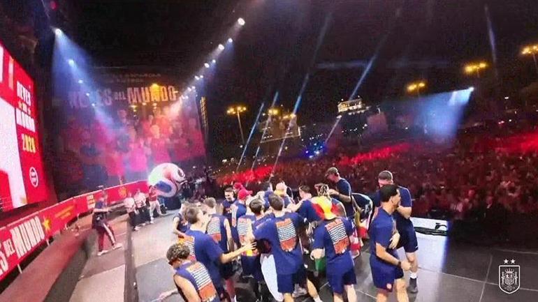 İspanya, şampiyonluğu Madridde 2 milyon kişiyle kutladı