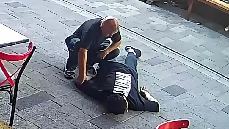 Fenalaşıp yere yığılan gencin cebindeki parayı çaldı