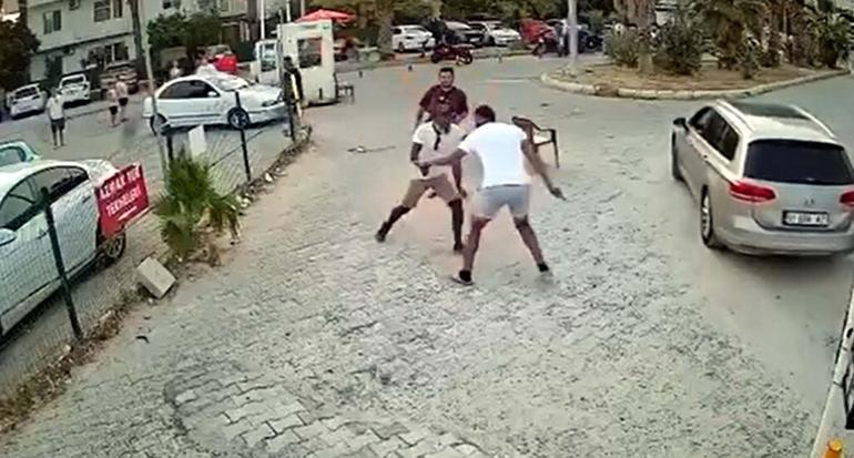Sokak ortasında kanlı kavga Bıçaklar havada uçuştu