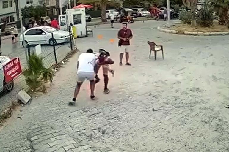 Sokak ortasında kanlı kavga Bıçaklar havada uçuştu