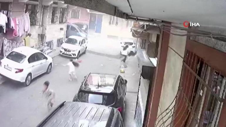 Fırtınada çatı sokağa uçtu, çocuklar son anda kurtuldu