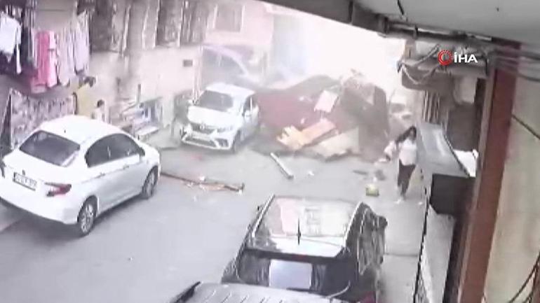 Fırtınada çatı sokağa uçtu, çocuklar son anda kurtuldu