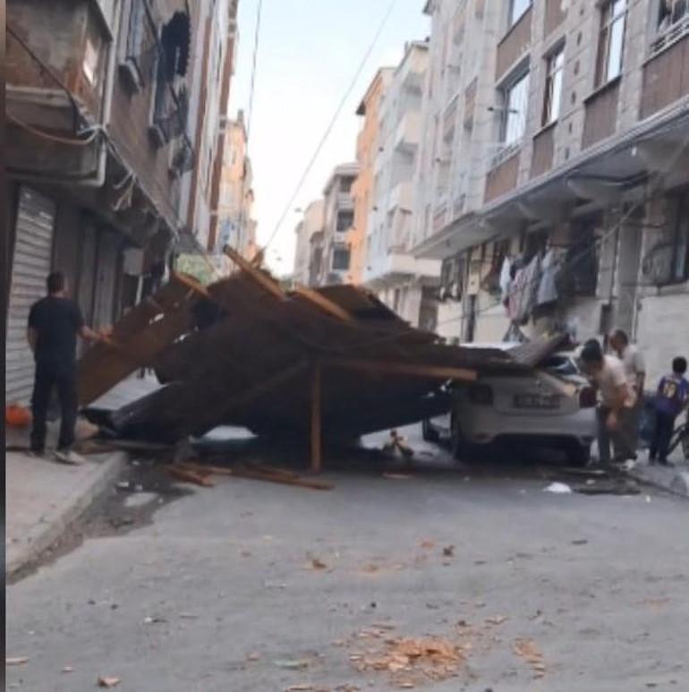 Fırtınada çatı sokağa uçtu, çocuklar son anda kurtuldu