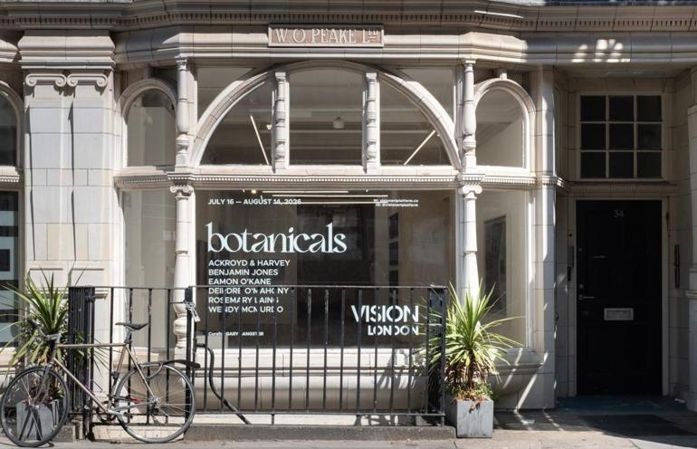 Gary Sangster’ın küratörlüğünde gerçekleşen “Botanicals” grup sergisi, VISION ART PLATFORM Londra’da