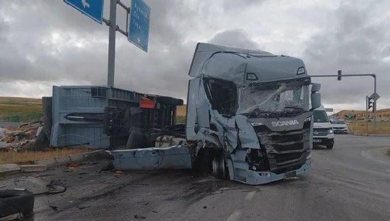 İki TIRın devrildiği kaza kamerada