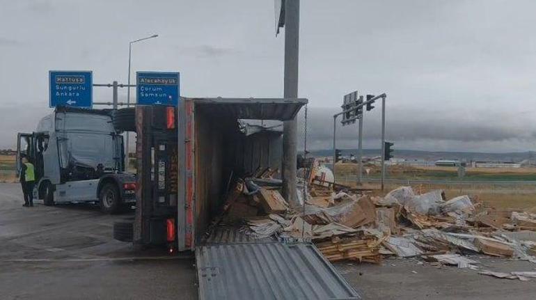 İki TIRın devrildiği kaza kamerada