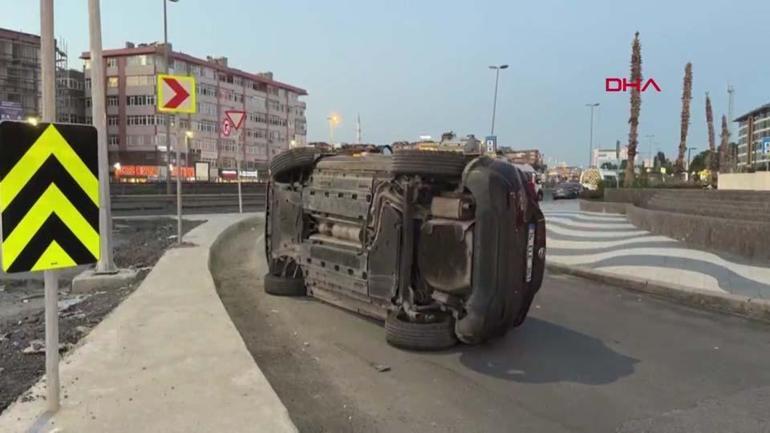 Refüje çarpan otomobil yan yattı