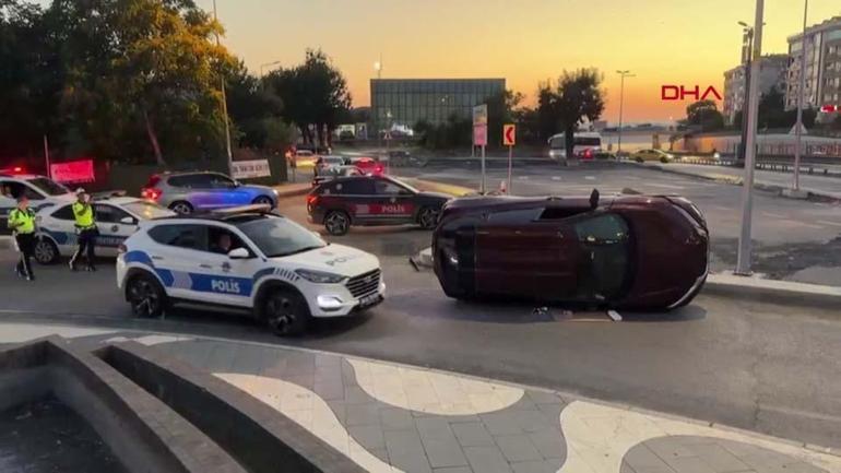 Refüje çarpan otomobil yan yattı