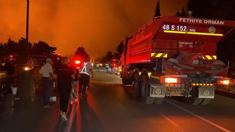 Kabus Dört bir yanda alevlerle mücadele Yollar kapandı evler tahliye edildi