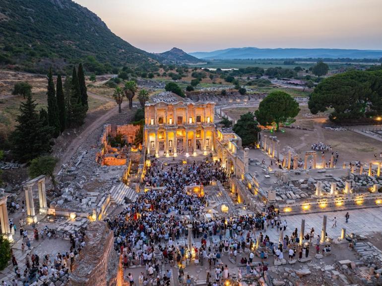 Türkiye gece müzeciliğinde dünyaya örnek oldu Efes’te 2 ayda 213 bini aşkın ziyaretçi