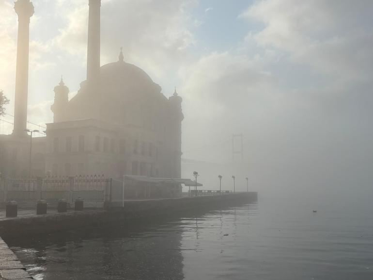 İstanbulda Boğaz trafiğine sis engeli